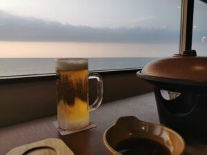 夕まずめの海を眺めながら生ビール